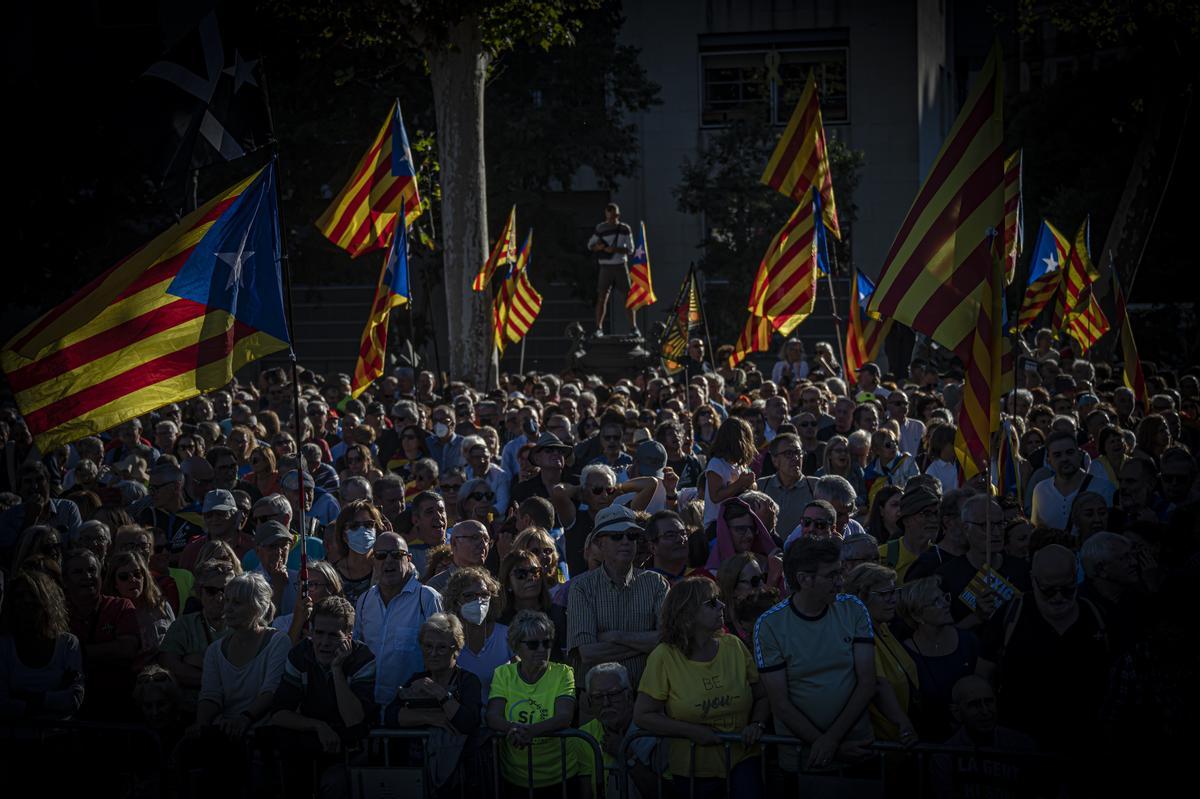 Más de 60.000 personas, según la organización, se citan bajo el Arc de Triomf de Barcelona para reivindicar el 1-O Abucheos a Forcadell y Rovira y aclamación a Puigdemont en el acto convocado por el Consell per la República