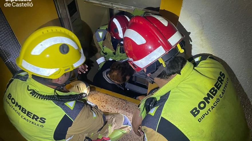 Rescate de una mujer en un ascensor en la Vall d'Uixó -atrapada durante hora y media-, durante el apagón generalizado de este lunes.