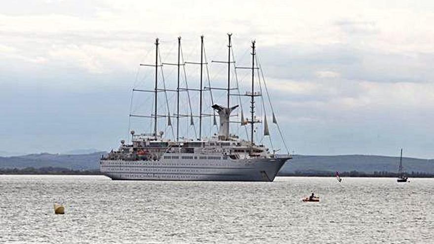 El luxós creuer «Wind Surf» fondeja a Roses