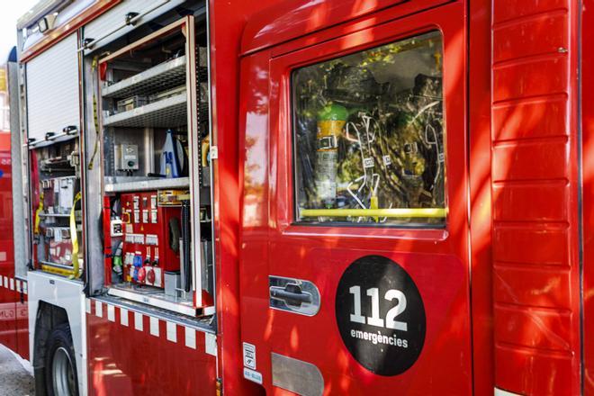 Los Bombers trabajan en una fuga de hidrógeno de un camión en El Prat