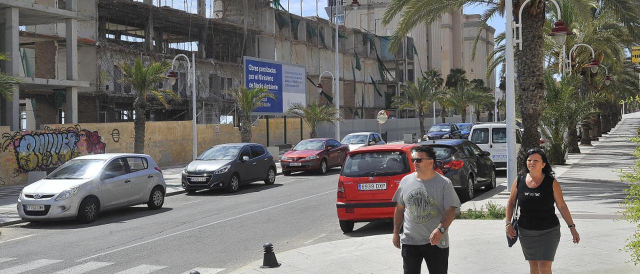 El estado del hotel de Arenales, con las obras paralizadas desde hace cuatro años.