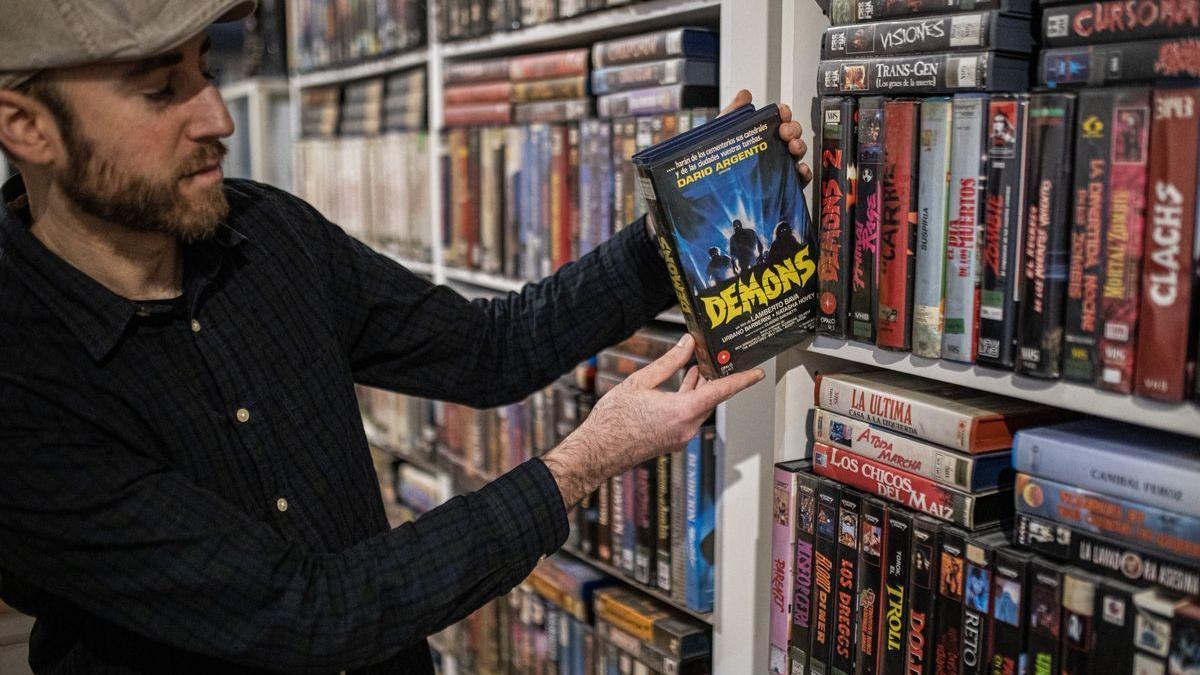 Los últimos coleccionistas de VHS hacen fortuna con los vídeos que tú has tirado