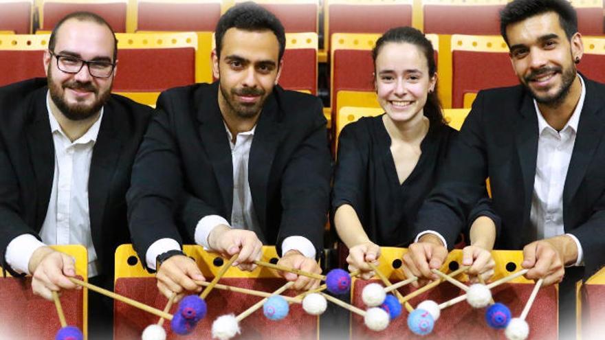 Los jóvenes componentes de Vulkaan Percussion Quartet: Vicent Benavent, Víctor Hugo Hernández, Marta Rosa Díaz y Antonio Rodríguez.