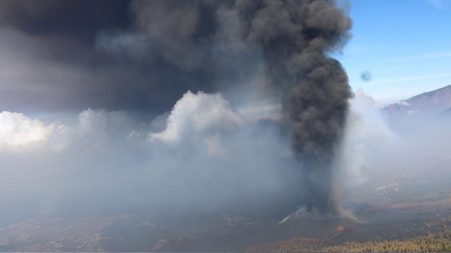 Así es el día a día de un piloto de dron en el volcán de La Palma