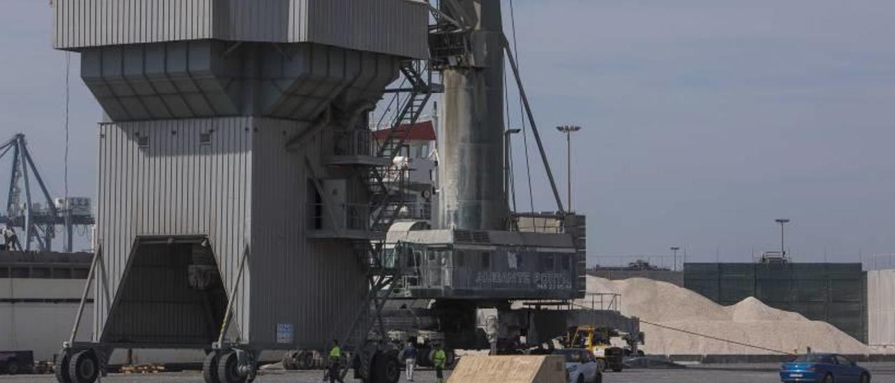 La tolva ecológica llegó ayer y es similar a las que se utilizan en el movimiento de graneles en el Puerto de Gijón.