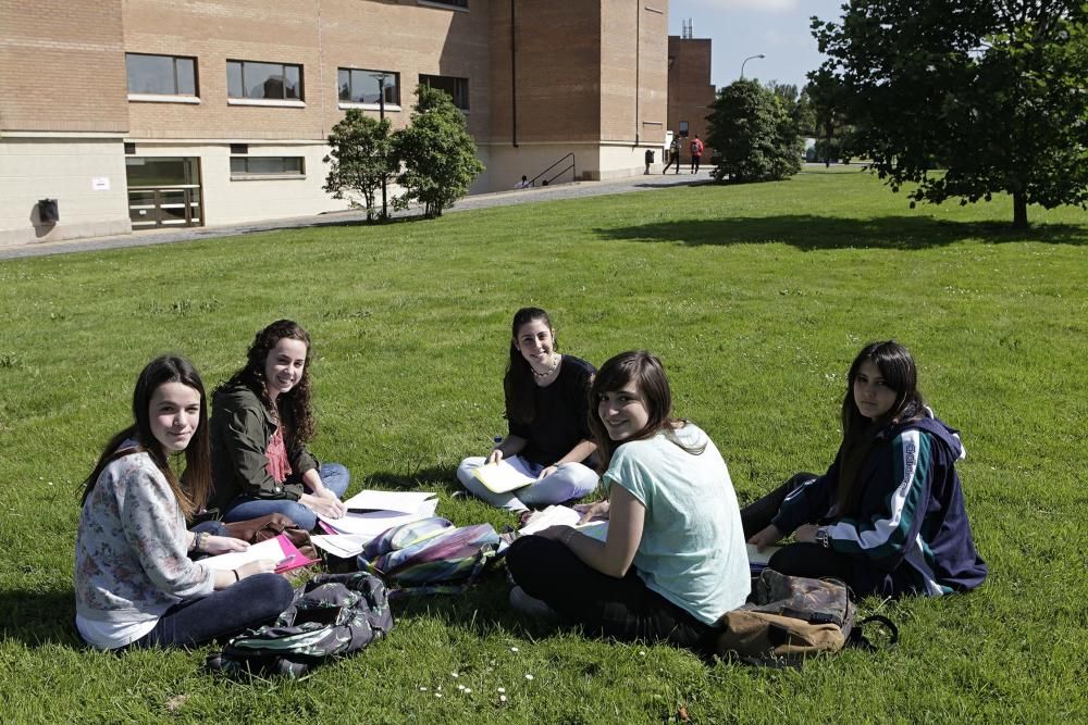 Alumnos se examinan de la PAU en Gijón