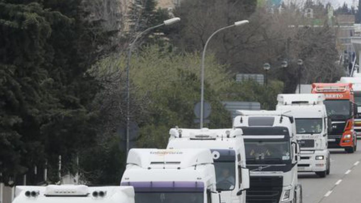 Camions mobilitzant-se a Saragossa. | EFE/JAVIER CEBOLLADA