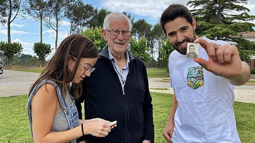 Mar Puig i Mateu Peramiquel, acompanyats de l&#039;avi Josep