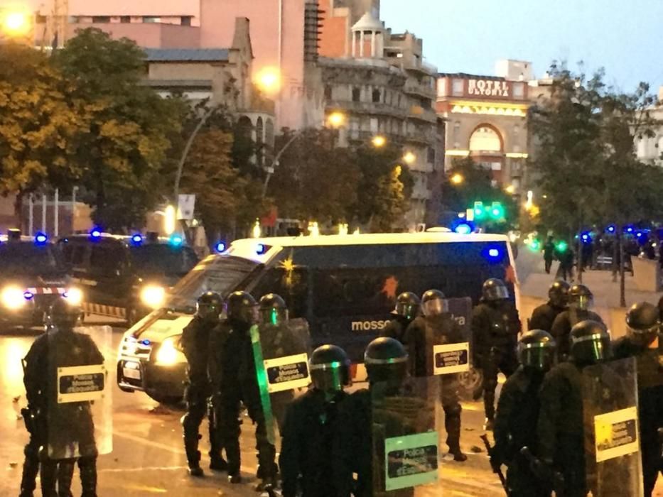 1-O a Girona: Multitudinària manifestació davant la subdelegació del Govern