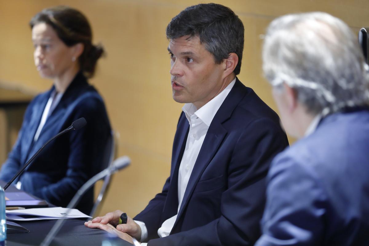 El presidente internacional de Teladoc Health, Carlos Nueno, junto a la directora de Esade Alumni, Patricia Valentí, y director del Institute for Healthcare Management de la escuela de negocios, Manel Peiró