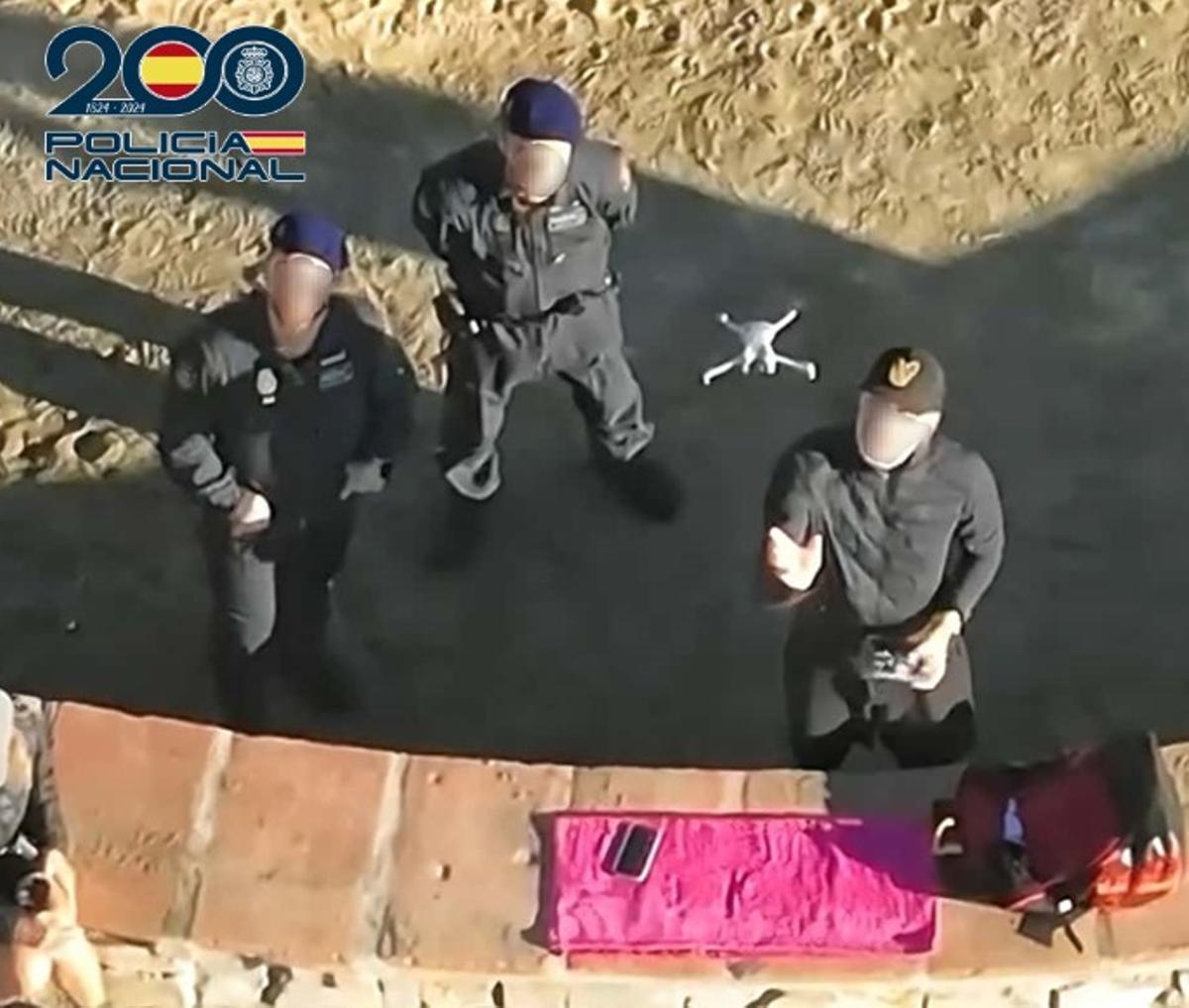 Tres miembros de la Unidad Aérea de la Comisaría Provincial de Málaga