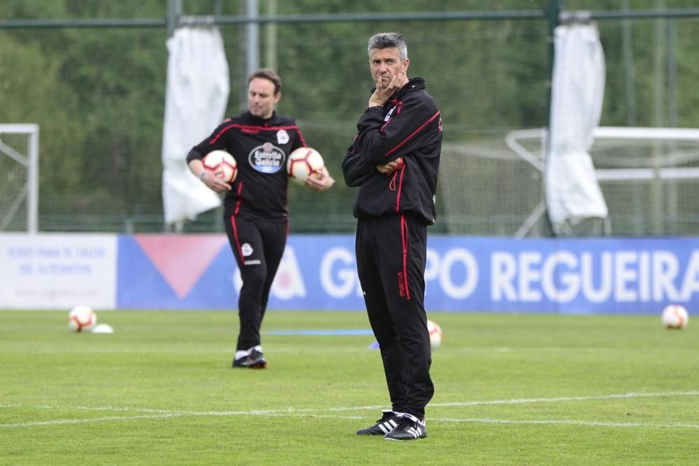 El nuevo entrenador Pablo Martí dirige un entrenamiento con ejercicios ofensivos y partidos en espacio reducido de alta intensidad.