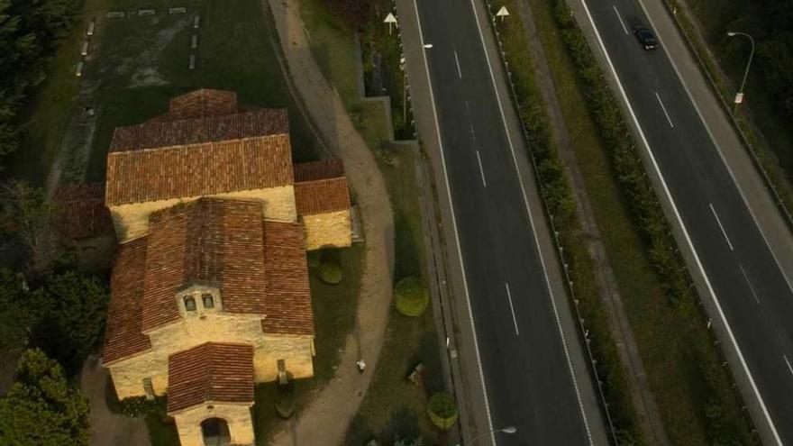 Vista aérea de la iglesia de Santullano, al lado de la autopista &quot;Y&quot;.