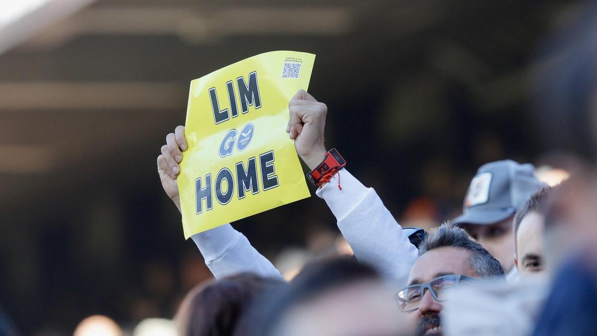 Un cartell amb el lema 'Lim go home' de la plataforma Llibertat VCF