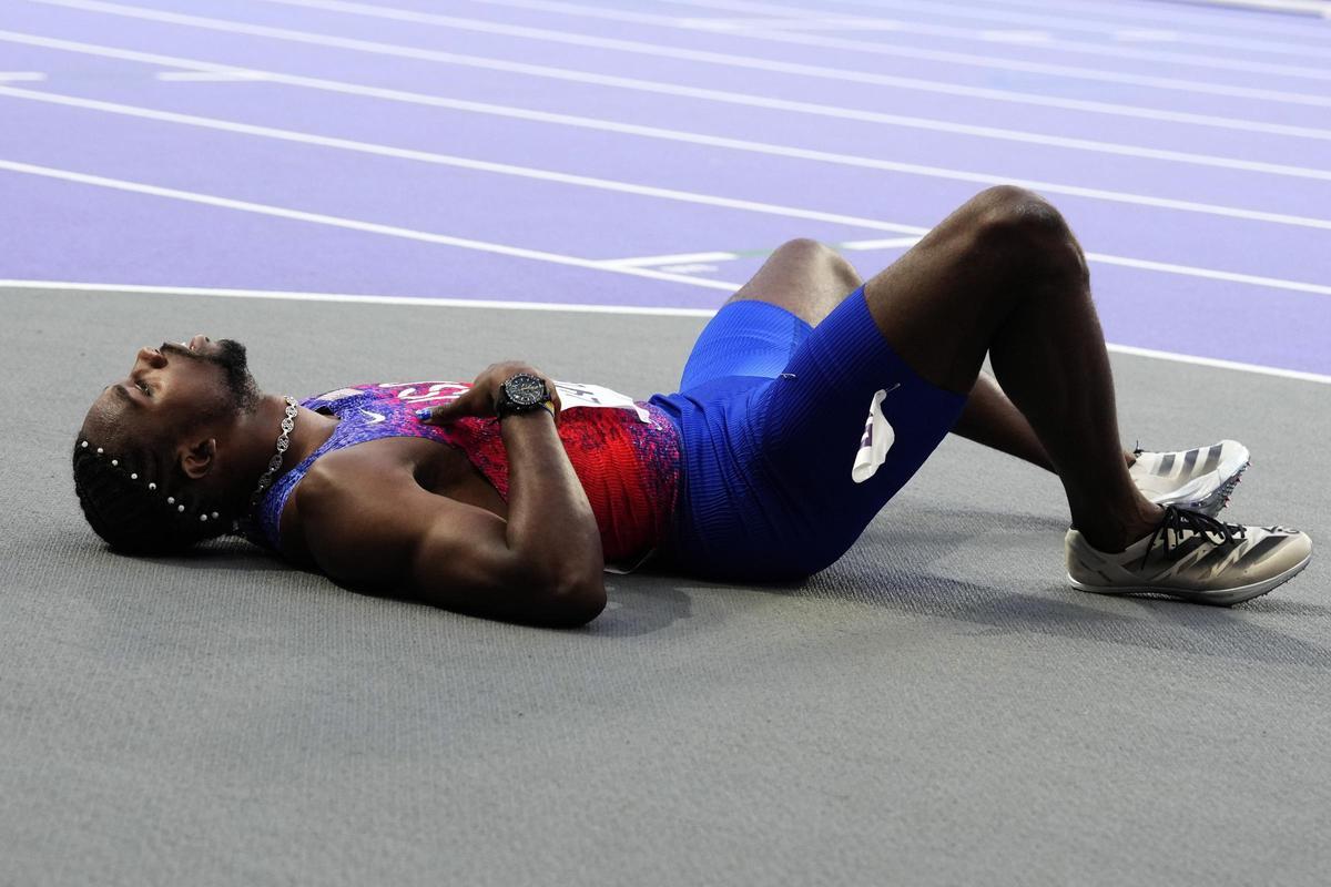 Noah Lyles, tendido en el suelo tras la final de 200 metros.