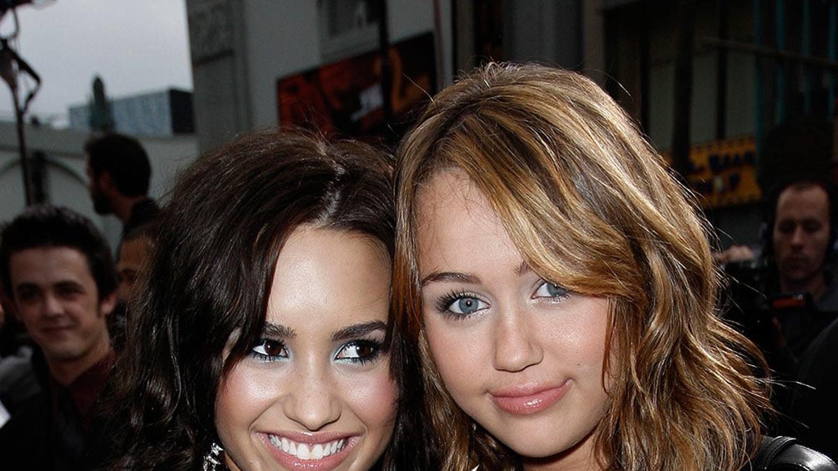 Miley Cyrus y Demi Lovato nos dan los 'truquis' para no aburrirnos en casa