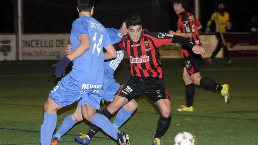 Un lance del derbi copero local disputado anoche en el Cortizo sintético. // Bernabé/Javier Lalín