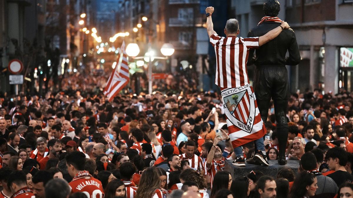 Aficionados del Athletic Club de Bilbao llenan los alrededores del Estadio de San Mamés, a 6 de abril de 2024, en Bilbao.