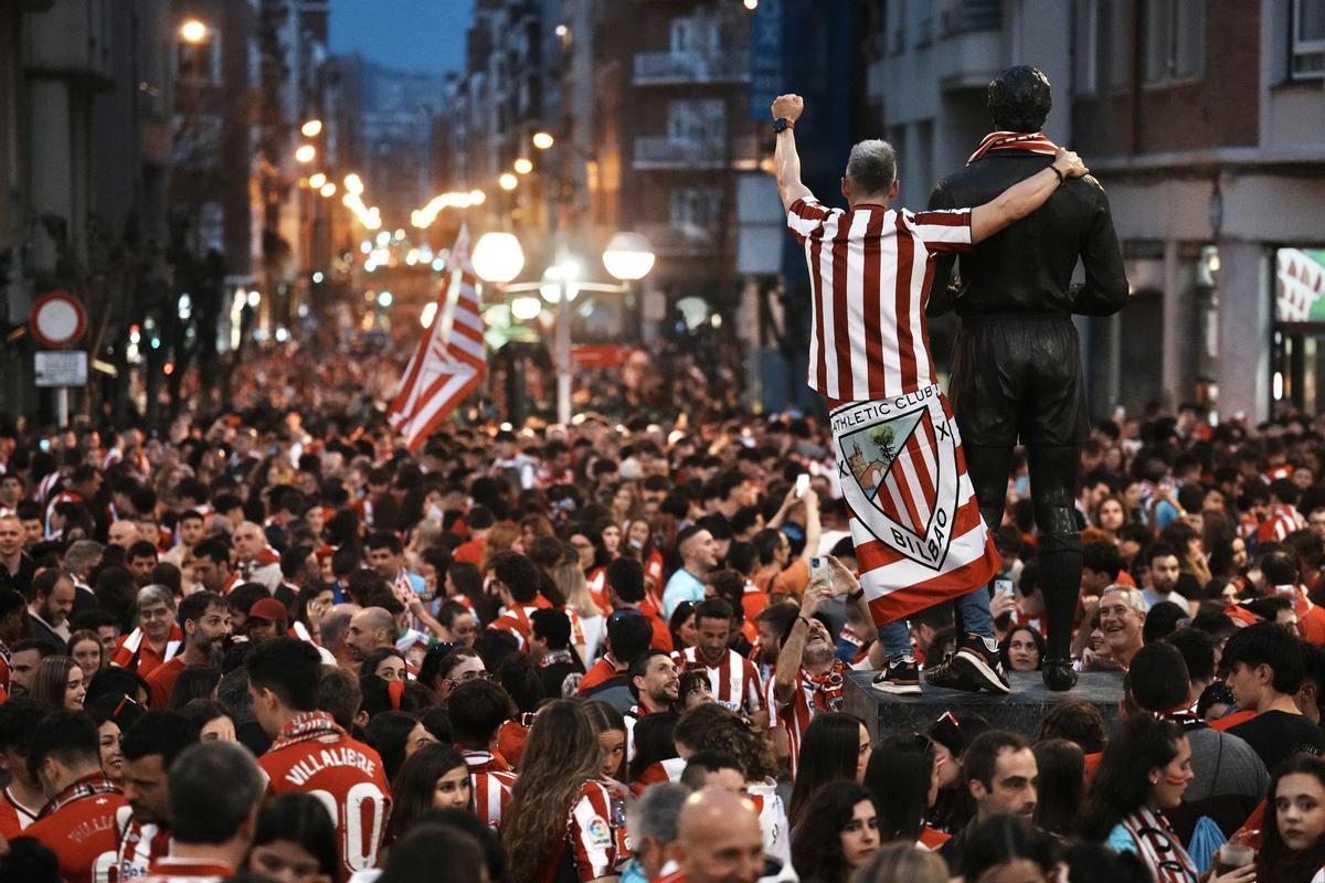 Aficionados del Athletic Club de Bilbao llenan los alrededores del Estadio de San Mamés, a 6 de abril de 2024, en Bilbao.
