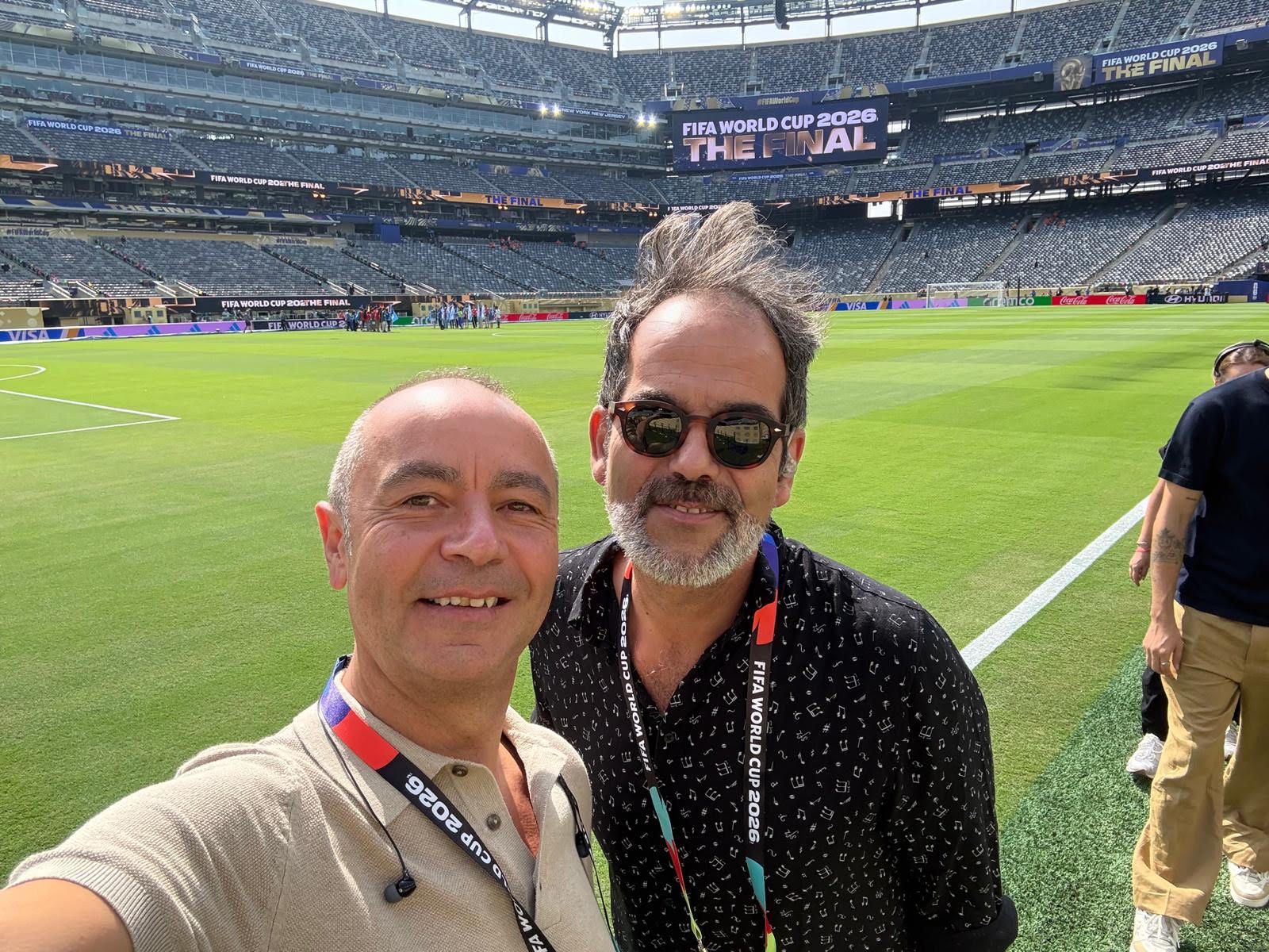 Carlos Benetó, el trompetista de Castelló, junto a Manolo Pérez, el trompista de Guadassuar en el MetLife Stadium en Nueva Yersey.