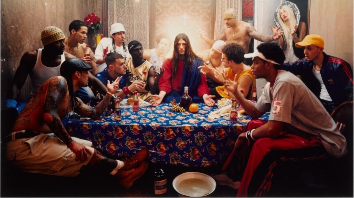 El fotógrafo estadounidense propone con 'Jesus is my homeboy', una última cena en tono contemporáneo.