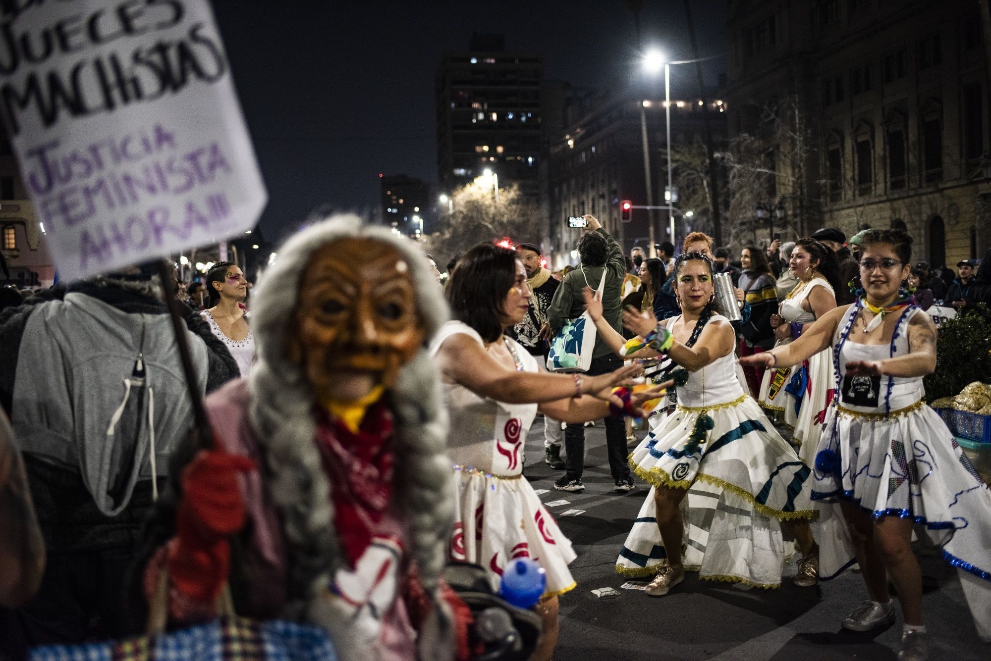 Mujeres de colectivos feministas se manifiestan por el 'sí' en el referéndum constitucional, en Santiago de Chile