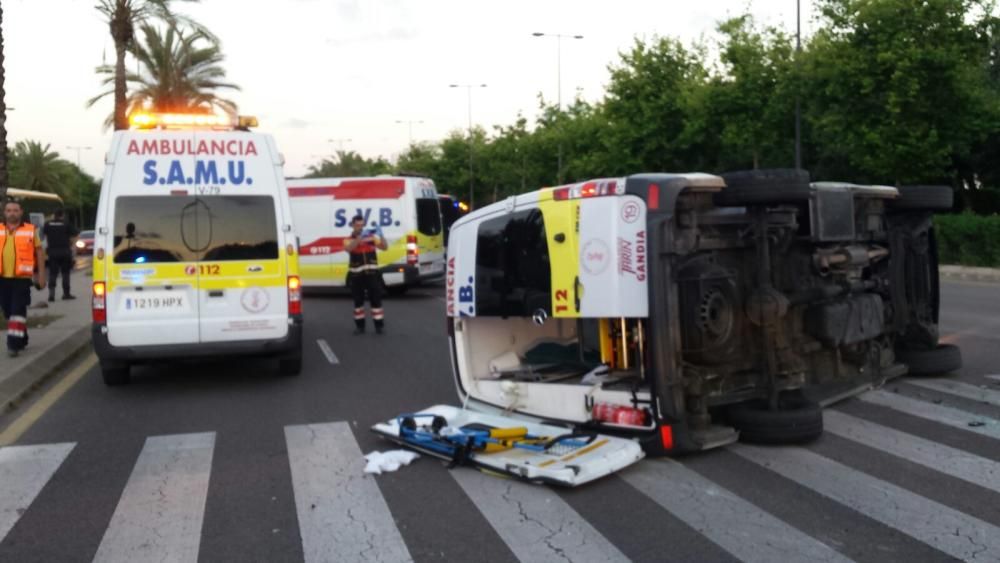 Una ambulancia vuelca tras chocar contra un turismo en el Bulevar Sur de València