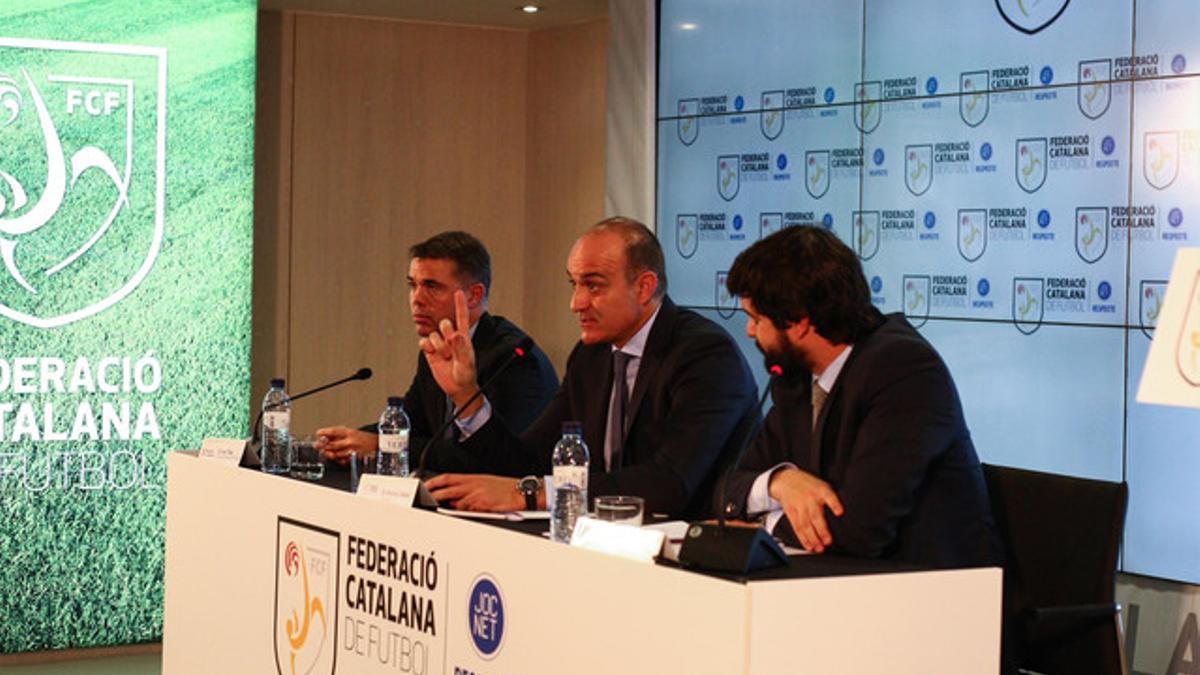 Tibau (Generalitat), Subies (catalana de fútbol) y Esteva (federaciones deportivas), en el acto de ayer.