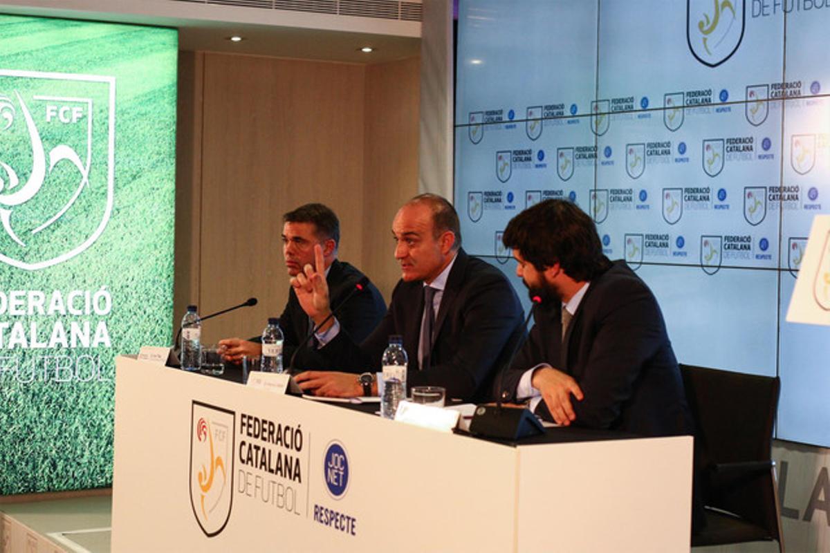 Tibau (Generalitat), Subies (catalana de fútbol) y Esteva (federaciones deportivas), en el acto de ayer. Tibau (Generalitat), Subies (catalana de fútbol) y Esteva (federaciones deportivas), en el acto de ayer.