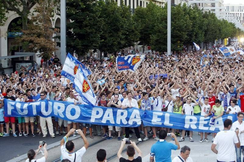 Concentración de aficionados por el futuro del Real Zaragoza