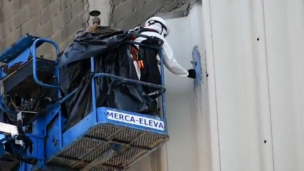Vecinos de Barcelona denuncian obras indebidas en la retirada de una placa de amianto en La Pau