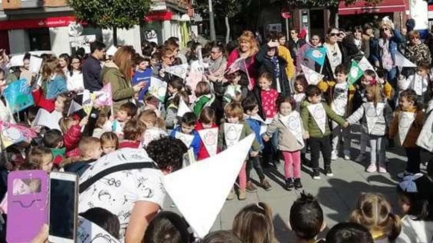 Participantes en el acto escolar organizado en la plaza consistorial de Pola de Laviana.