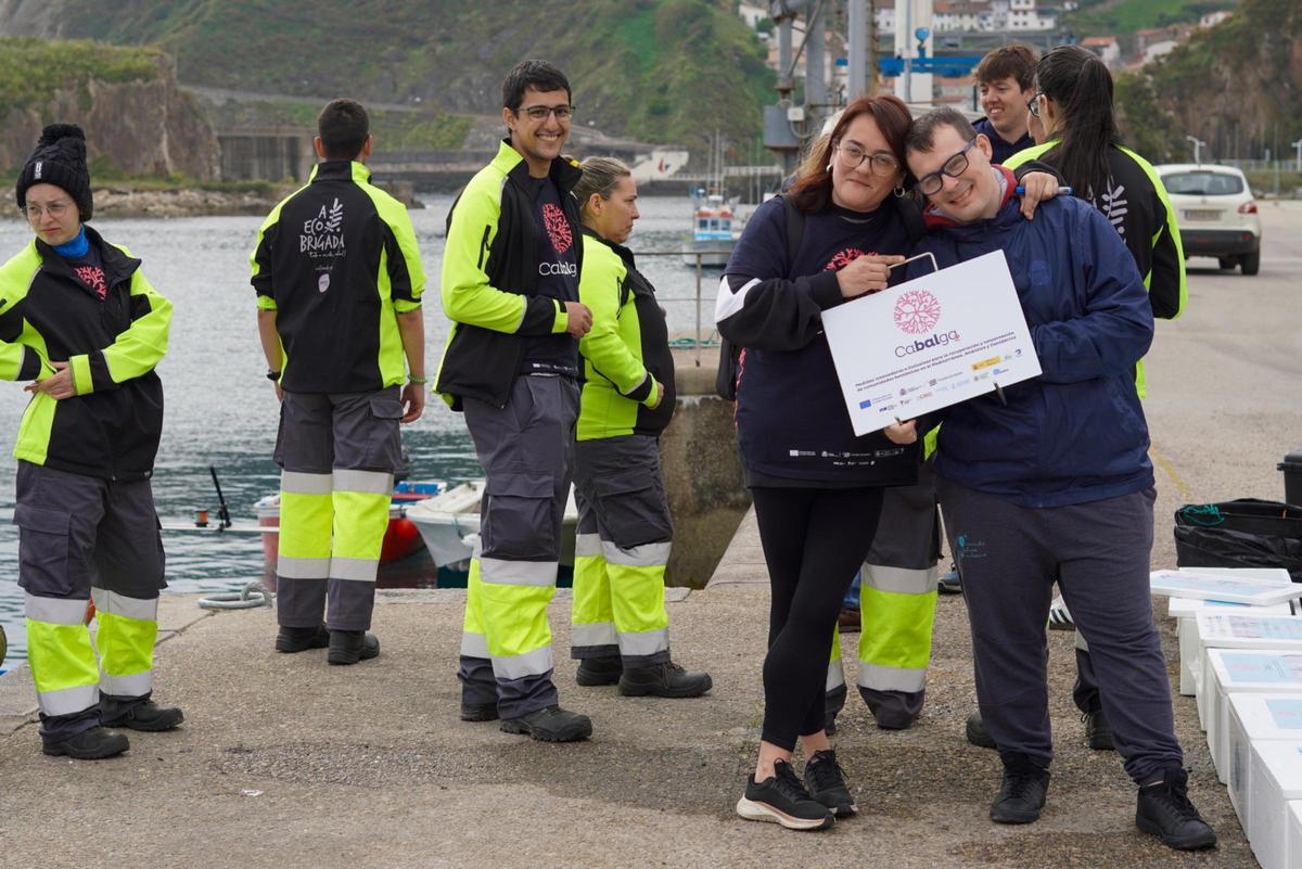 En imágenes: así fue la suelta de 500 laminarias en la costa de Luarca En imágenes: así fue la suelta de 500 laminarias en la costa de Luarca