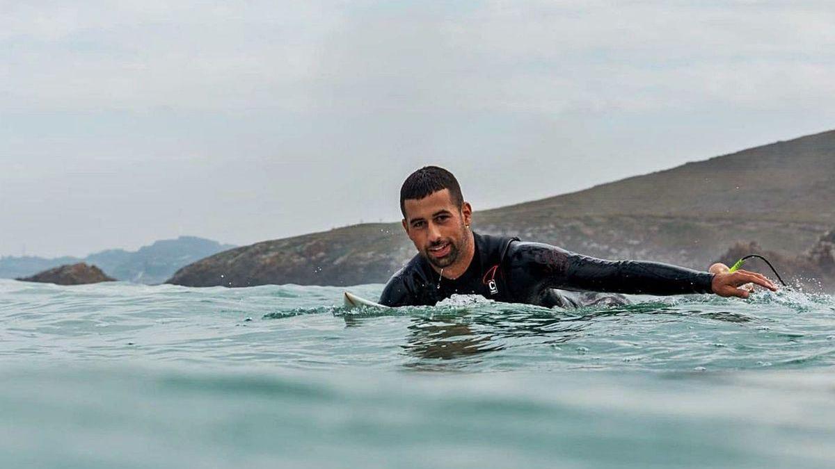 El coruñés Juan Fernández, campeón de España de olas grandes, sobre su tabla de surf.