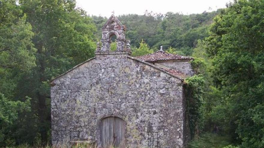 Imaxe da ermida de Nosa Señora do Pego, á beira do río Lérez en Parada.