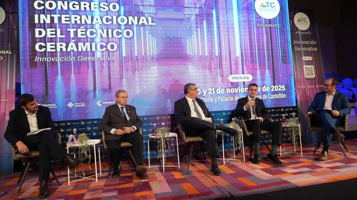 Fernando Tomás, de Smalticeram; Luis Hernández, de Grespania; Jesús Fernández, de Altadia; Luis Hernández, de Grespania, y Julio Delgado, director general de Industria, han participado en la mesa de diálogo del XVIII Congreso Internacional del Técnico Cerámico.