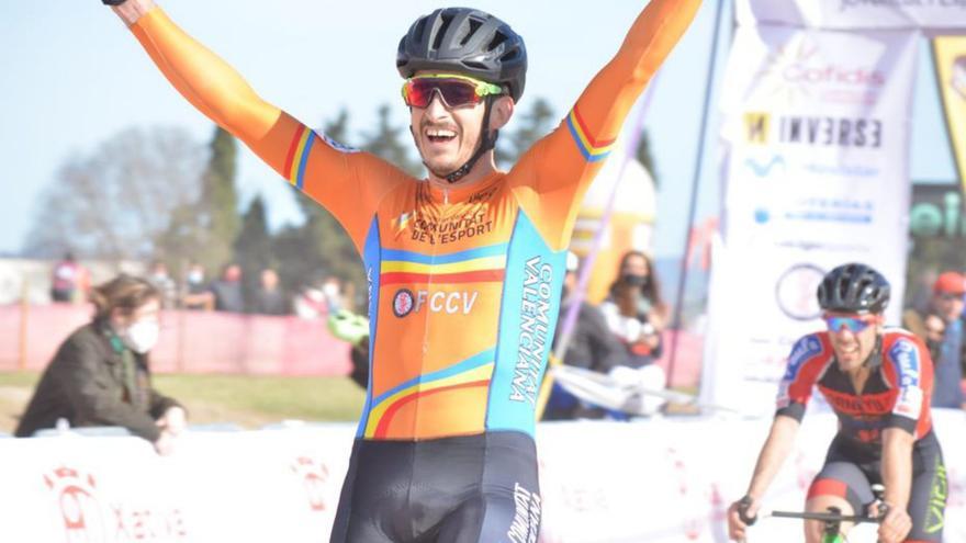 Dani Díaz tras cruzar la línea de meta en Xàtiva. | FEDERACIÓ CICLISME CV