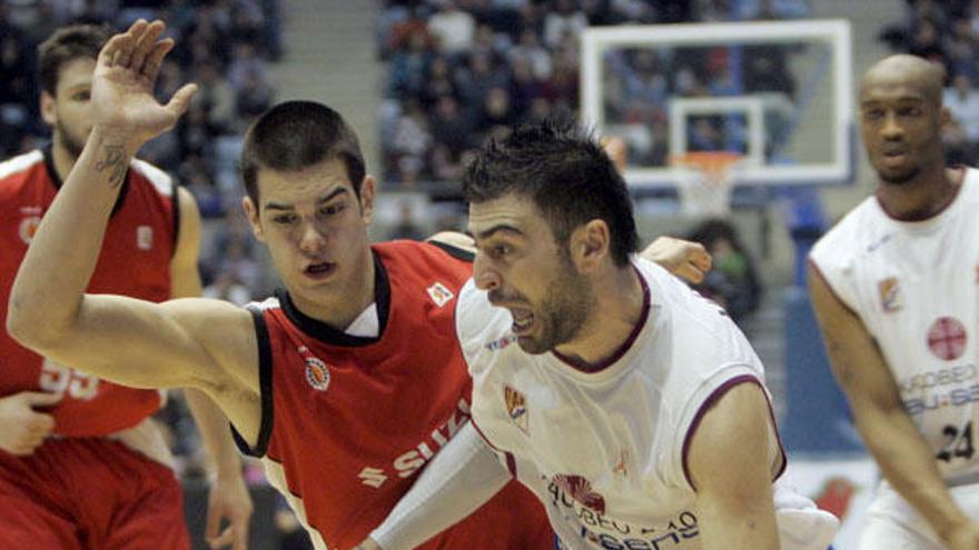 Djedovic, con la pelota, ayer en el Fontes do Sar. // X. Rey