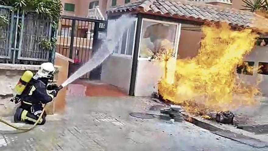 Un bombero, durante la extinciÃ³n de un incendio declarado el aÃ±o pasado en El Toro, en CalviÃ .