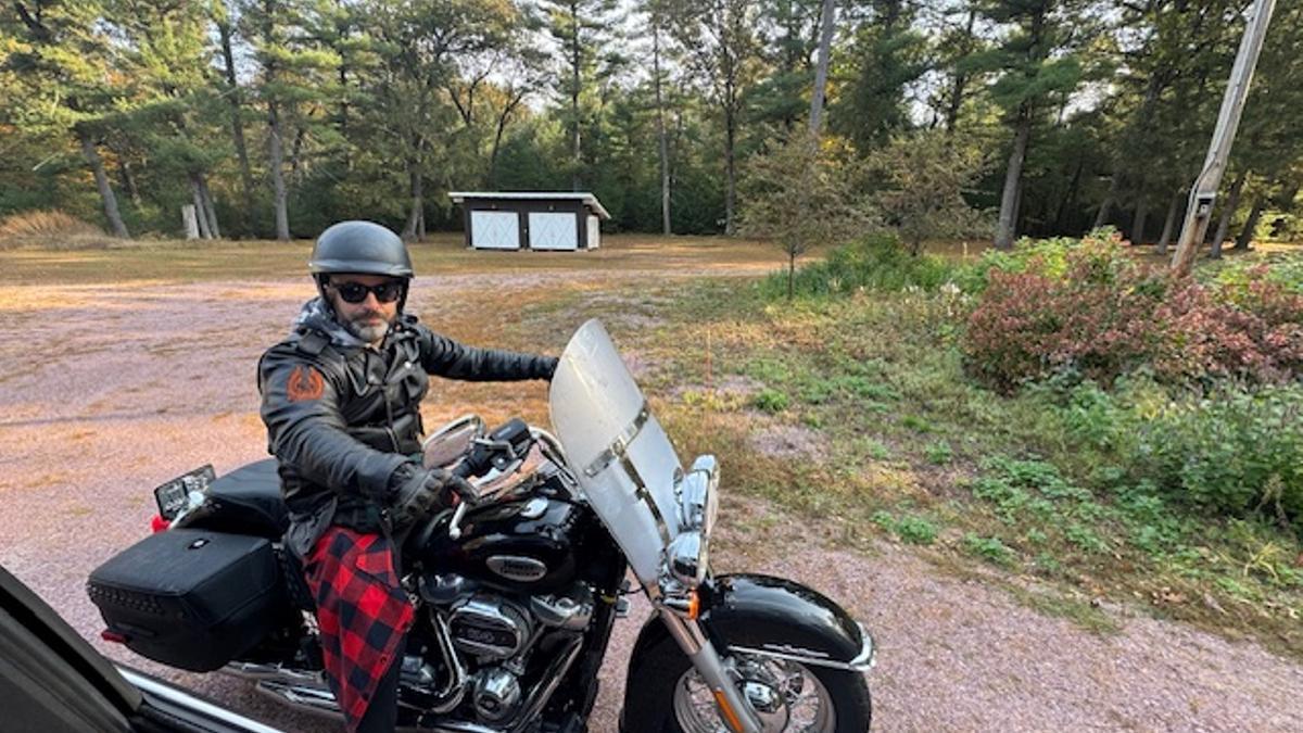 Bernardo Barrera, con su inseparable moto.