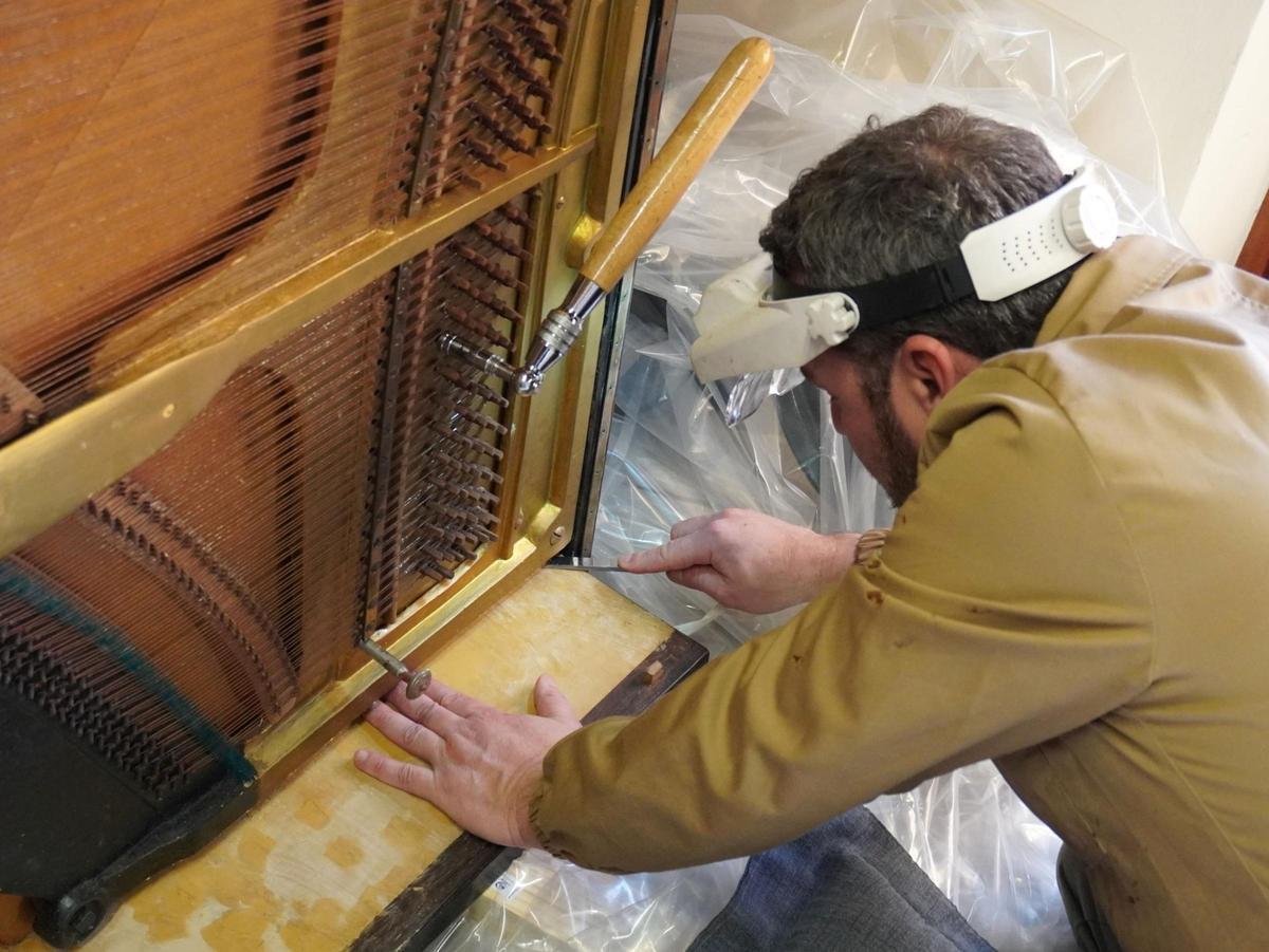 Restauración del valioso piano del músico tinerfeño Santiago Sabina
