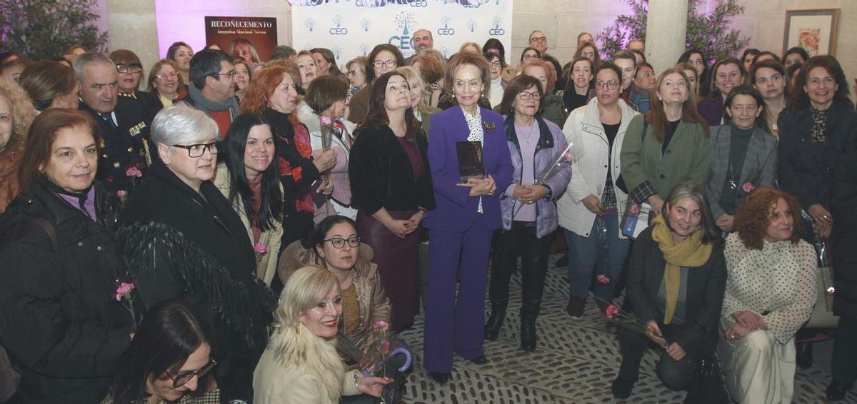 La foto de familia en la entrega del distintivo a la primera presidenta de AME, Ana María Méndez. | IÑAKI OSORIO