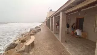 Estragos del temporal en Elche y Santa Pola: el mar se come arena en las playas