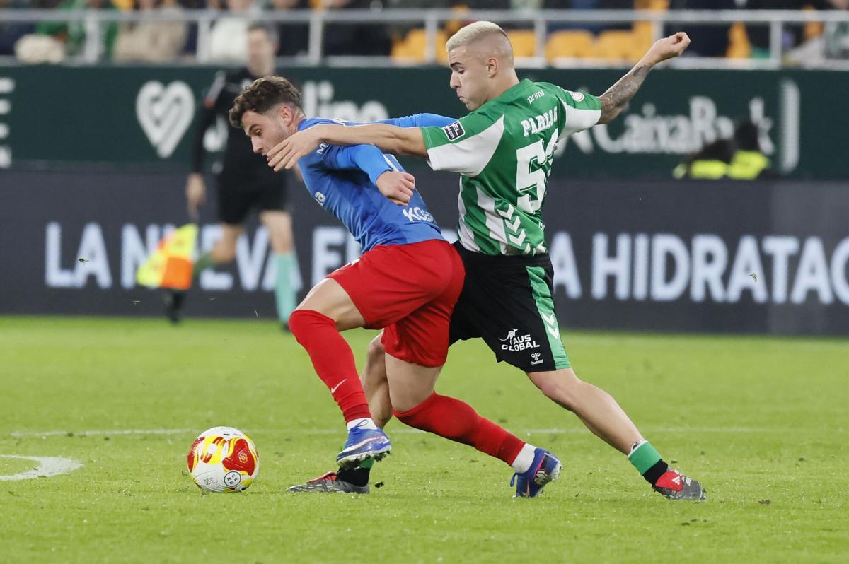Pablo García lucha con German Valera durante los octavos de final de la Copa del Rey que disputaron Betis y Elche en el estadio de La Cartuja