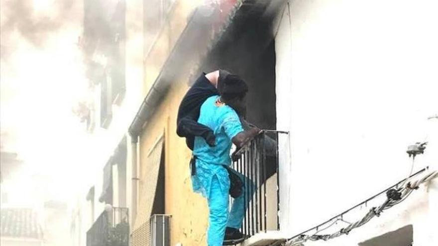 Salva a una persona enferma de su casa en llamas en Dénia