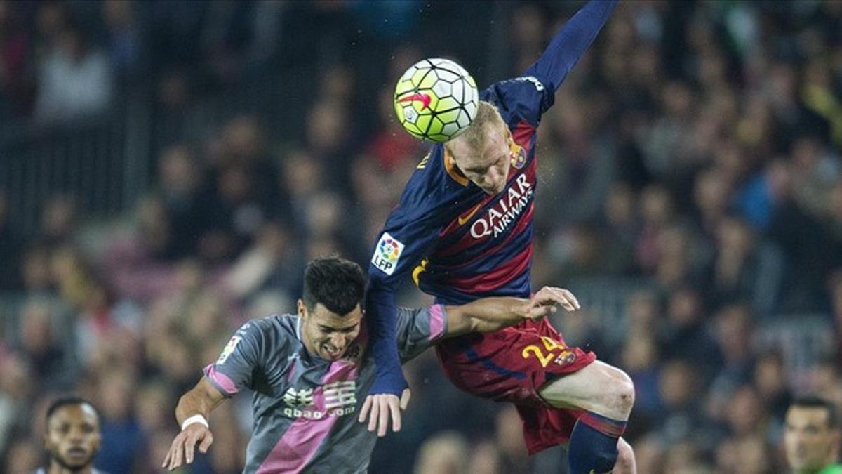 El jugador del FC Barcelona Jérémy Mathieu pugna por el esférico ante un futbolista del Rayo