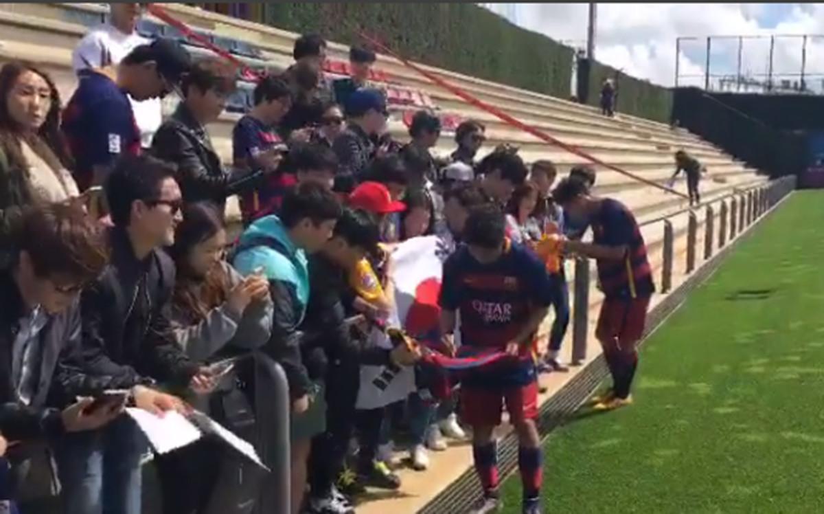 Lee y Paik, firmando autógrafos