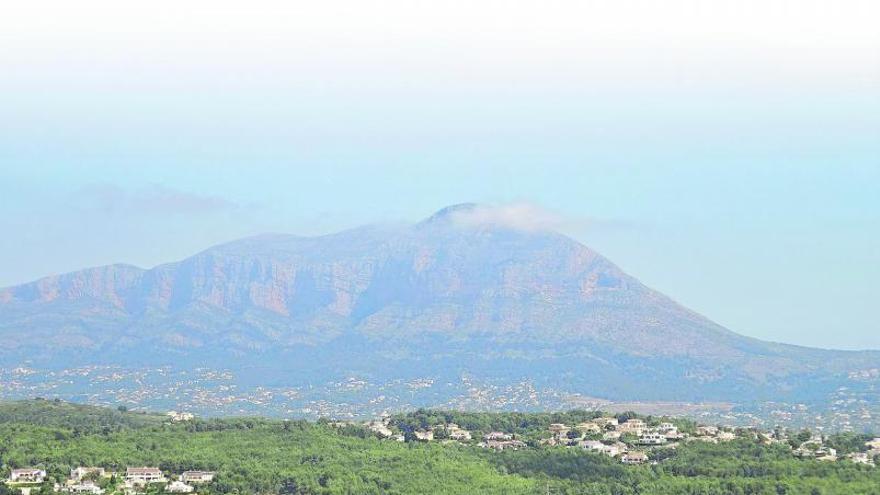 La montaña atisbada desde la
Plana, estribación que forma
el Cap de Sant Antoni. |  LEVANTE-EMV
