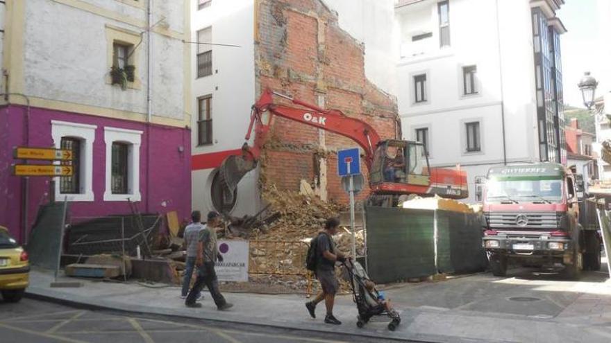 Estado del solar tras la demolición, en Cangas de Onís.