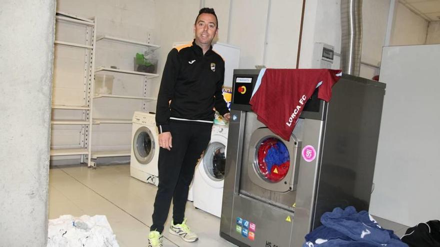 Antonio Sansegundo, conocido como &#039;Lajarín&#039;, en la lavandería del estadio Artés Carrasco.